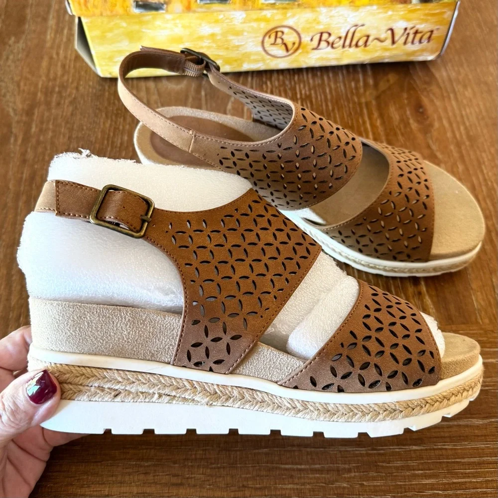 NWT NARROW tan Bella Vita Inaya wedge sandals 8N - Picture 3 of 14
